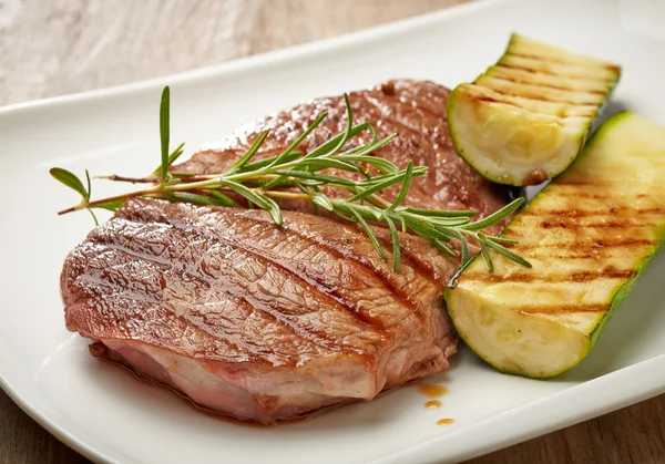 Grilovaný hovězí steak a cuketou — Stock fotografie