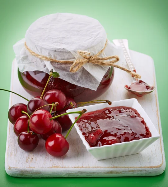 Tazón de mermelada de frutas con cerezas — Foto de Stock