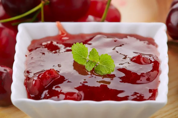 Tazón de mermelada de cereza — Foto de Stock