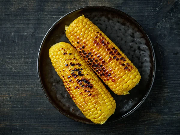 Grilled Corn Black Plate Top View — Stock Photo, Image