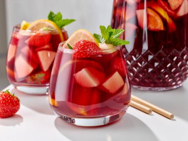 Beyaz mutfak masasındaki kırmızı sangria bardaklarını kapat.