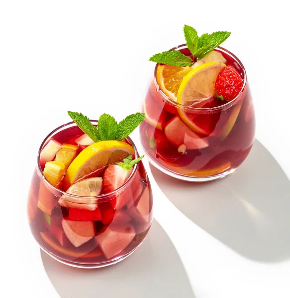 Zwei Gläser Roter Sangria Isoliert Auf Weißem Hintergrund — Stockfoto