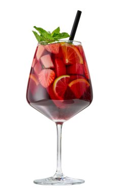 Beyaz arkaplanda izole edilmiş bir bardak kırmızı sangria.