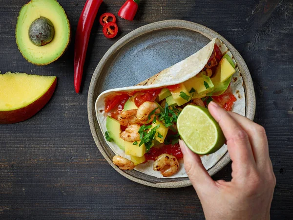 Proces Produkcji Meksykańskich Tacos Spożywczych Talerz Tortilli Bezglutenowej Warzyw Czarnym — Zdjęcie stockowe