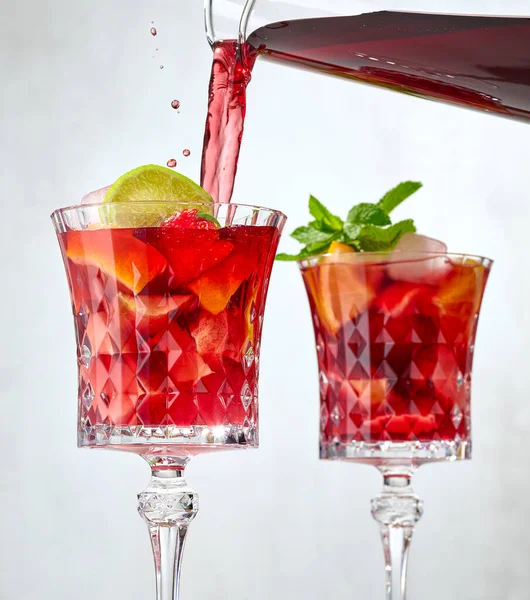 Vinho Tinto Derramando Copo Frutas Cortadas Processo Fazer Sangria Vermelha — Fotografia de Stock