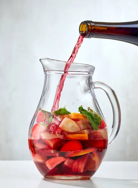 Red Wine Pouring Jug Cutted Fruits Process Making Red Sangria — Stock Photo, Image