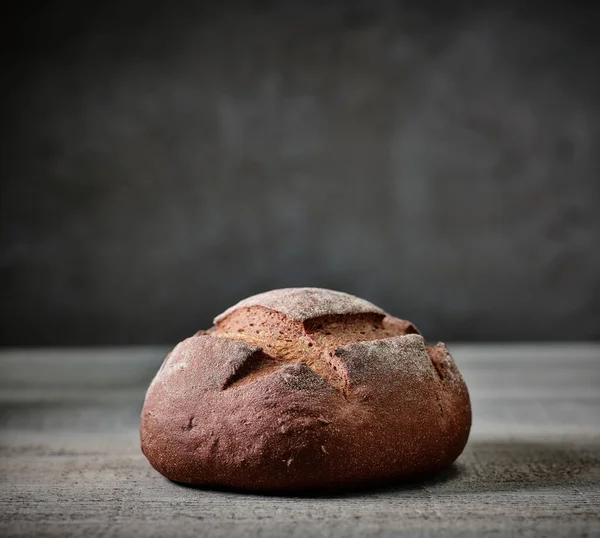 Świeżo Upieczony Chleb Rzemieślniczy Drewnianym Stole Kuchennym — Zdjęcie stockowe