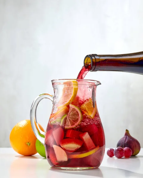 Vinho Tinto Derramando Jarro Frutas Cortadas Processo Fazer Sangria Vermelha — Fotografia de Stock