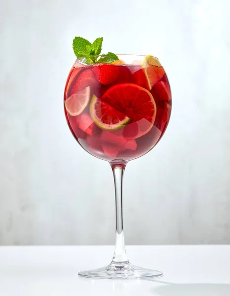 Vaso Sangría Roja Sobre Mesa Restaurante Gris — Foto de Stock