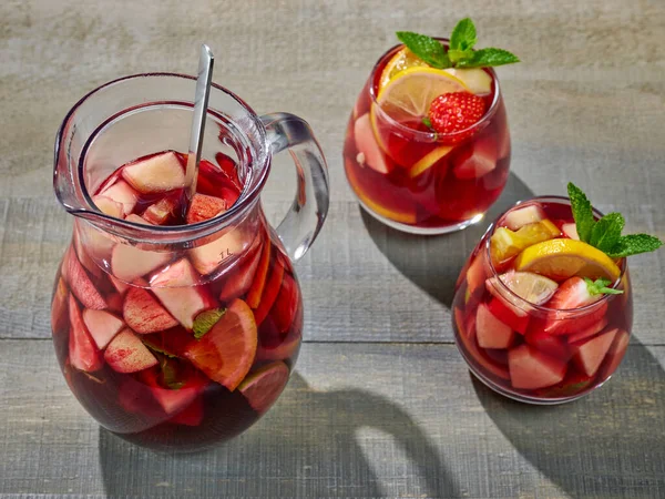 Cruche Verres Sangria Rouge Sur Table Cuisine Bois — Photo