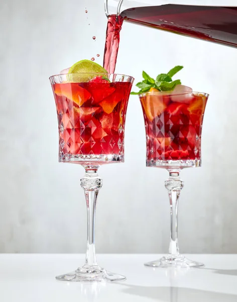Kırmızı Şarap Dilimlenmiş Meyvelerin Içine Dökülür Kırmızı Sangria Yapma Süreci — Stok fotoğraf