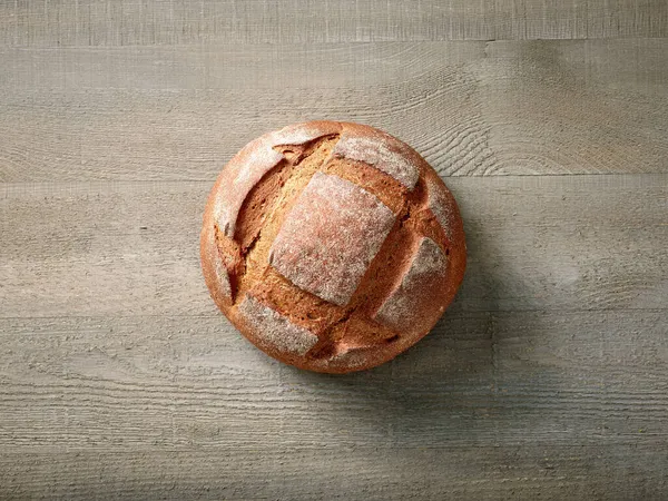 厨房木制桌子上新烤的面包 顶部视图 — 图库照片
