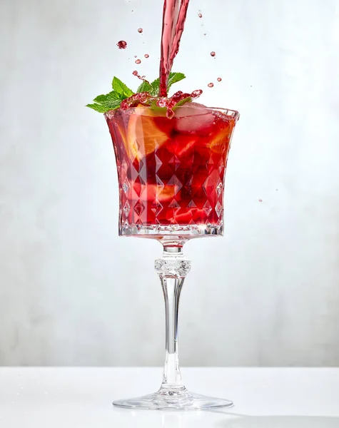 红酒倒入一杯切碎的水果中 红桑干的制作方法 — 图库照片
