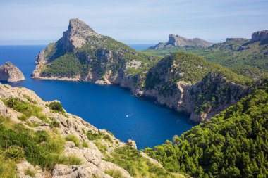 Kayalık bir kıyısı olan güzel Majorcan manzarası, Mallorca, İspanya