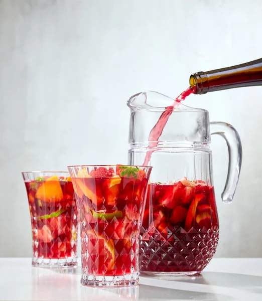 Vinho Tinto Derramando Jarro Frutas Cortadas Processo Fazer Sangria Vermelha — Fotografia de Stock