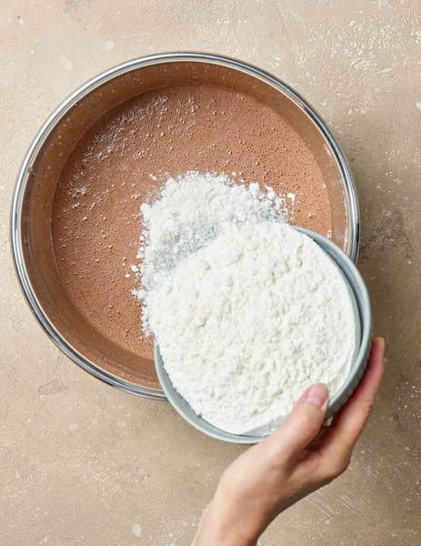 Mehl Die Schüssel Mit Schokokuchenteig Geben Von Oben — Stockfoto