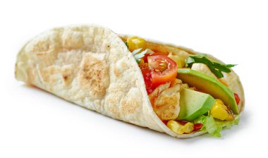 Meksika yemeği tacosu beyaz arka planda izole edilmiş.