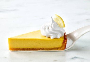 Mutfak masasında bir dilim limonlu tart.