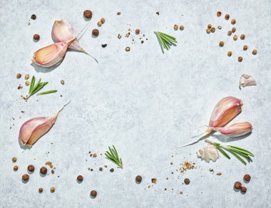 Sarımsak ve açık mavi arkaplanda çeşitli baharatlar, düz konum üst görünüm