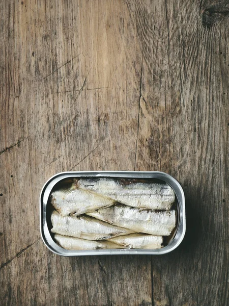 Sardinas Abiertas Pueden Vieja Mesa Madera Cocina Vista Superior — Foto de Stock