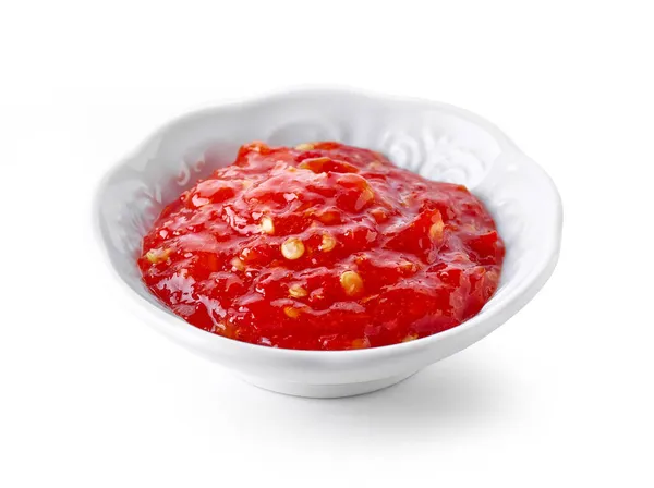 一碗红辣椒酱汁 白色背景分离 — 图库照片