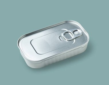 Metal kutu mavi arkaplanda izole edilebilir