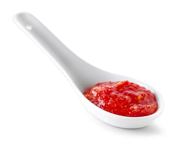 Cucchiaio Salsa Peperoncino Rosso Caldo Isolato Sfondo Bianco — Foto Stock