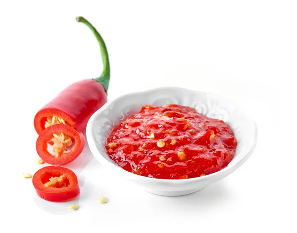 Miska Červené Horké Chilli Paprika Omáčka Izolované Bílém Pozadí — Stock fotografie
