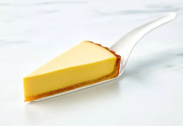 Scheibe Frischer Veganer Mangokuchen Auf Hellem Küchentisch — Stockfoto