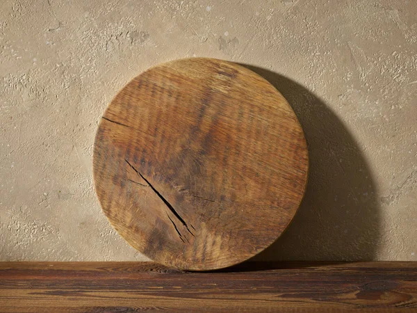茶色の台所の棚の上の丸い木製のまな板 — ストック写真