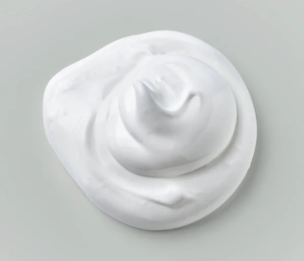 灰色背景的搅拌蛋白奶油 顶视图 — 图库照片