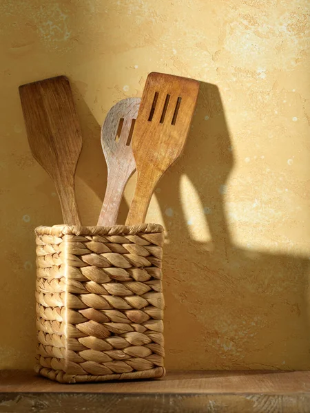 Herramientas Cocina Madera Estante Sobre Fondo Pared Amarillo —  Fotos de Stock