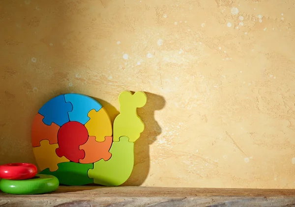 Rafta Renkli Ahşap Oyuncaklar Sarı Duvar Arkaplanı — Stok fotoğraf