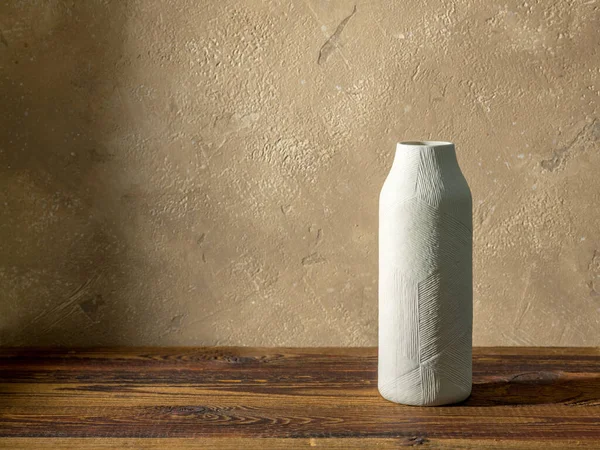 Biały Ceramiczny Wazon Brązowym Drewnianym Stole Beżowym Tle Ściany — Zdjęcie stockowe