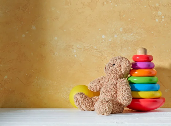 Old Teddy Bear Colorful Wooden Toy Pyramid White Wooden Shelf — Stock Photo, Image
