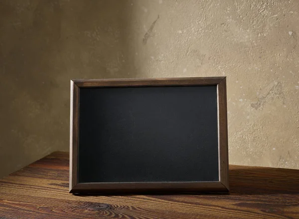 Pizarra Marco Madera Sobre Una Mesa Interior Habitación — Foto de Stock