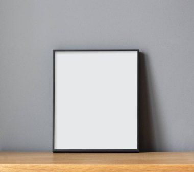 boş çerçeve ahşap raf üzerinde gri duvar arkaplan
