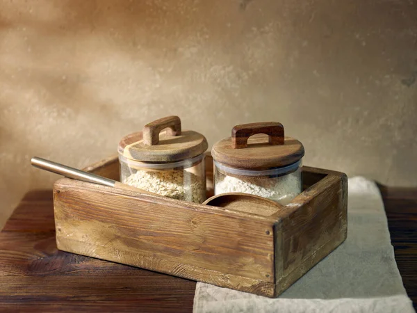 Odkládací Sklenice Dřevěné Krabici Kuchyňském Stole — Stock fotografie