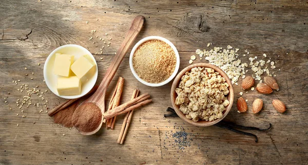 Divers Ingrédients Cuisson Sur Une Vieille Table Cuisine Bois Brillant — Photo