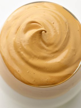 Dalgona 'ya yakın, kahve bardağı, üst manzara, makro.