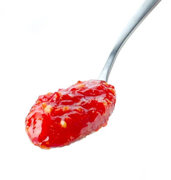 白の背景に隔離された赤唐辛子ソースのスプーン 選択的フォーカス — ストック写真