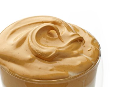 Dalgona 'ya yakın beyaz bir arka planda kahve içeceğiz.