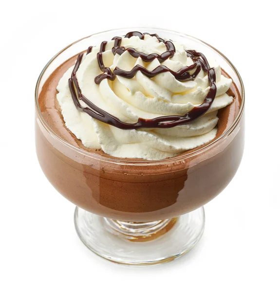 白を基調としたホイップクリームで装飾されたチョコレートムースデザート — ストック写真