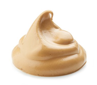 Krem karamel ve krema beyaz arka planda izole edilmiş.