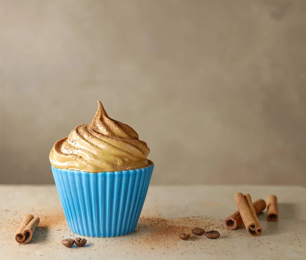 Caramelo Batido Postre Crema Mousse Café Decorado Con Canela Mesa —  Fotos de Stock