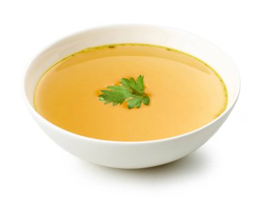 Beyaz arka planda izole edilmiş bir kase tavuk suyu.
