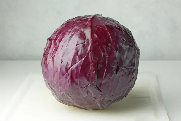 Col Púrpura Fresca Tabla Cortar Cocina Blanca —  Fotos de Stock