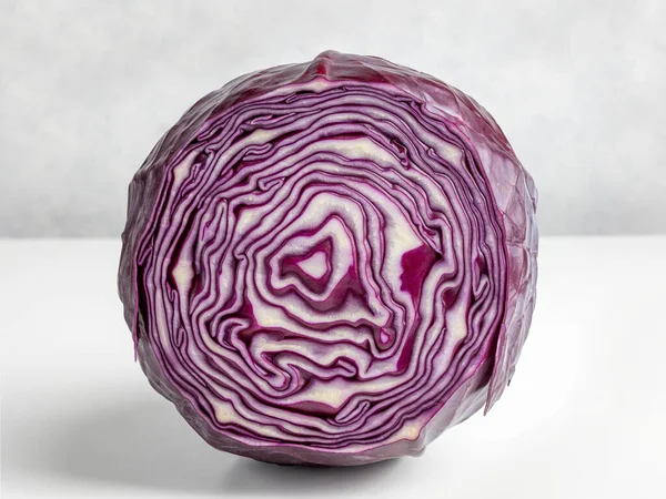 新鲜的紫色卷心菜一半放在轻薄的厨房桌子上 — 图库照片