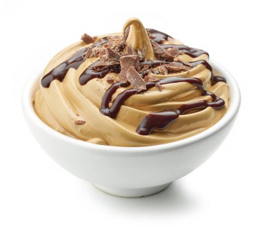 Bir kase krem karamel ve kremalı kahve beyaz arka planda çikolata ile süslenmiş.