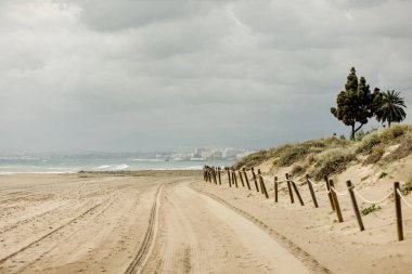 Fırtınalı bir kış gününde Marbella plajında manzara, Ocak ayında İspanya